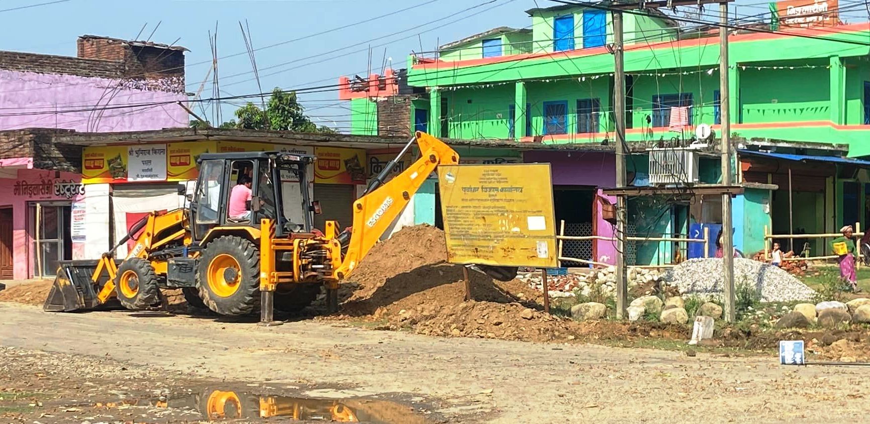 कन्चनपुरको पूर्वपश्चिम राजमार्गमा सडक अधिकार क्षेत्रभित्र बनाइएका संरचनाहरु हटाउन शुरु